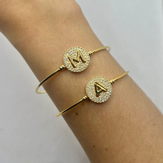 Pulseira Bracelete Entorno Cravejado e Inicial Lisa Dourado