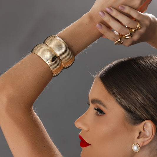 Pulseira Bracelete Detalhes Linhas Lisas Dourado